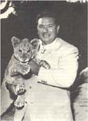 Angelo Lombardi con un leoncino