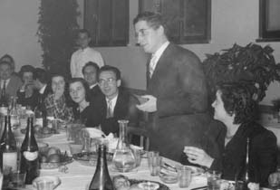 Una cena del Vittorioso: in piedi Domenico Volpi; alla sua sinistra: sua moglie;
alla sua destra: Carlo Peroni (allora con i capelli...) e sua moglie; dietro: Ruggero
Giovannini e sua moglie; nello sfondo: alcuni redattori del Vittorioso