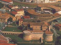 una zona caratteristica di Senigallia: il Foro Annonario dedicato al mercato normale ed al mercato del pesce e la Rocca dei Duchi della Rovere, un antico e classico castello