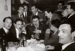 Foto cena Vittorioso: al centro Jacovitti (che canta), al lati: Giovannini, De Simone, Peroni, Zeccara e altri